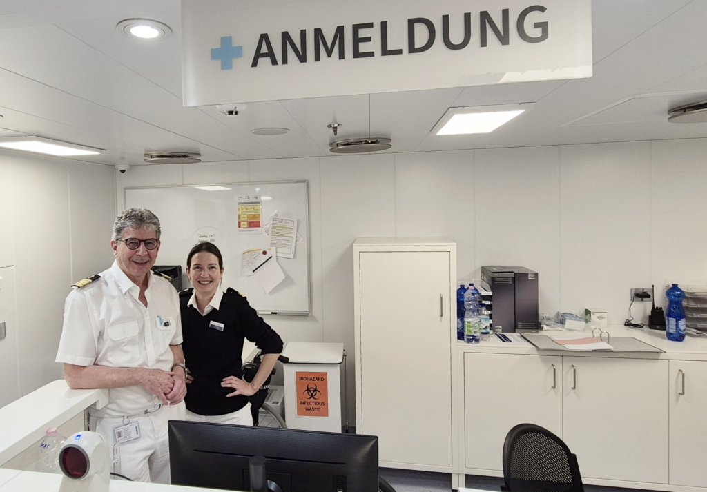 Het ziekenhuis op de Mein Schiff Relax wordt bemensd door onder meer dr. Helmut Keller en senior nurse Sophie Tröster. © Nico van Dijk / Decruisegids.nl