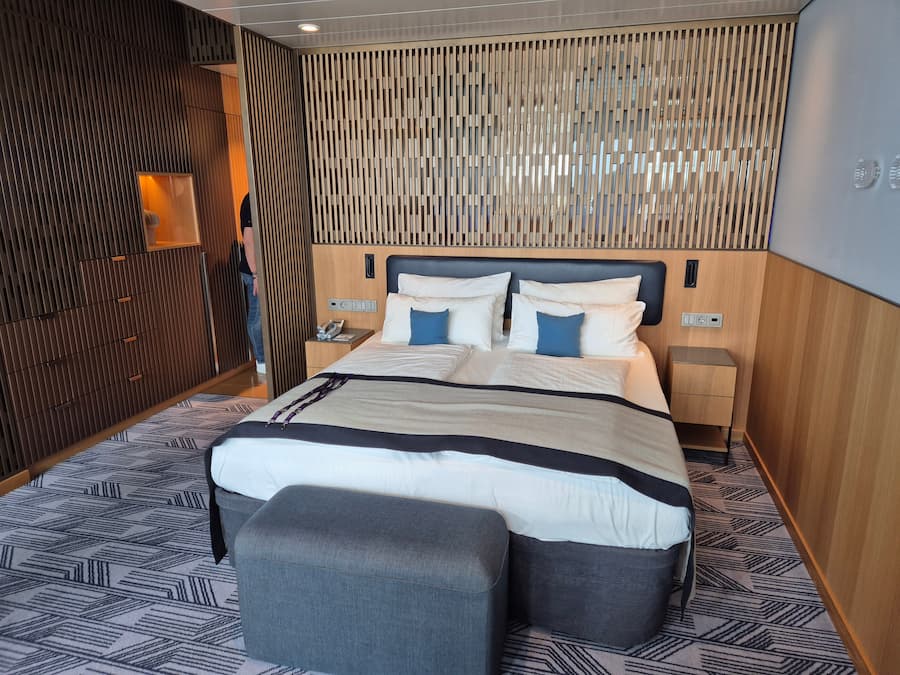 De Himmel und Meer Suites op de Mein Schiff 2 hebben op de tweede verdieping een privé terras. Je kunt direct doorlopen naar de X-lounge voor suite-gasten. © Nico van Dijk / Decruisegids.nl