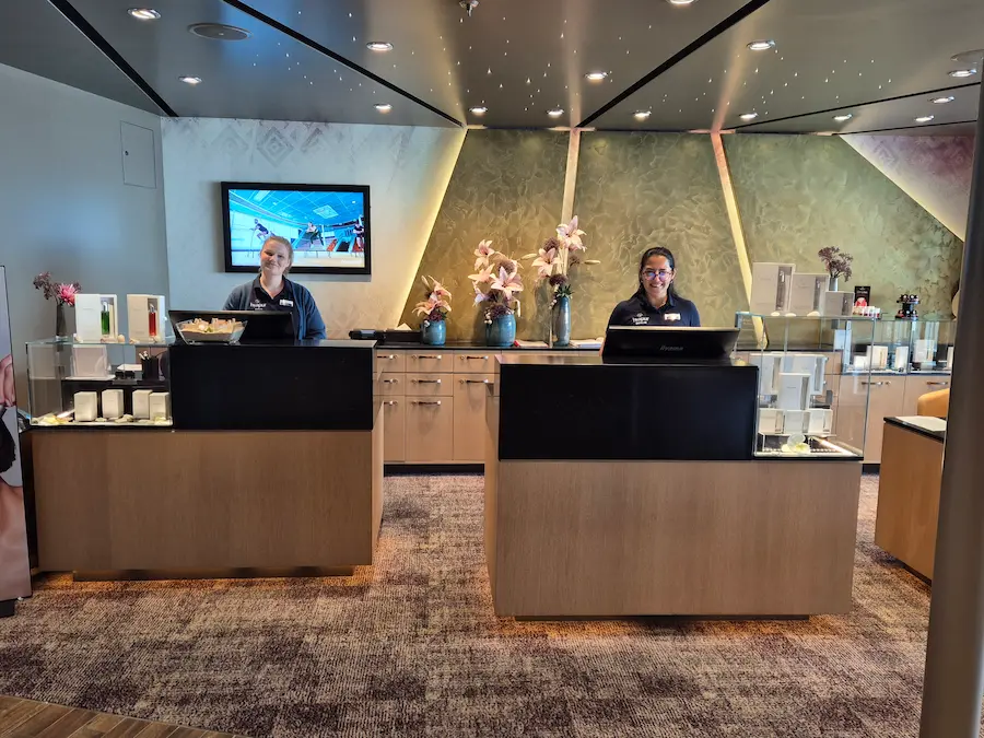 De receptie van Spa & Meer, het wellness-gedeelte op de Mein Schiff-schepen. © Nico van Dijk / Decruisegids.nl