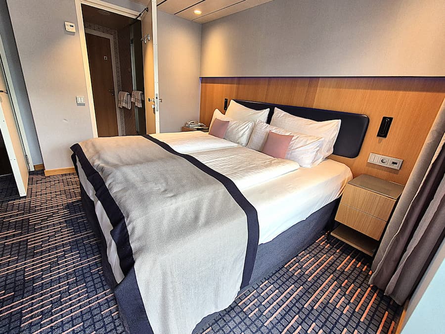 De Panorama Suites op de Mein Schiff 2 hebben een woonkamer, twee slaapkamers en twee badkamers. © Nico van Dijk / Decruisegids.nl