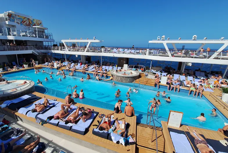 Het zwembad van de Mein Schiff 7 © Raimond Wigman