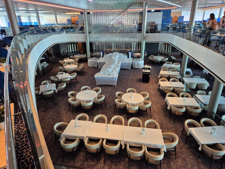 Het Atlantik-restaurant op de Mein Schiff 2 beslaat twee verdiepingen: onder het Atlantik-restaurant Klassik, boven het Atlantik-restaurant Mediterran. © Nico van Dijk / Decruisegids.nl