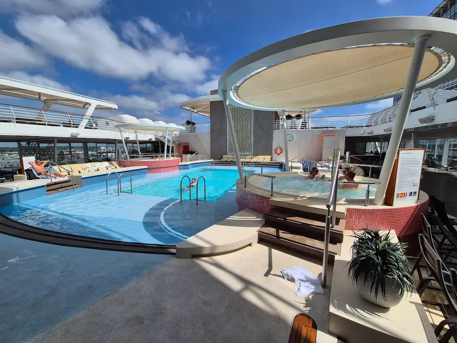 Ook bij het kleinere Lagune-bad op de Mein Schiff 2 staan bubbelbaden. © Nico van Dijk / Decruisegids.nl