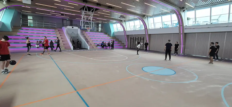 De twee dekken hoge Arena sportzaal op de Mein Schiff Relax © Nico van Dijk / Decruisegids.nl