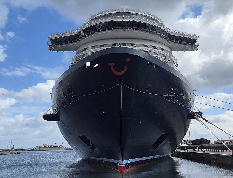 De Mein Schiff Relax in Palermo, Sicilië © Nico van Dijk / Decruisegids.nl