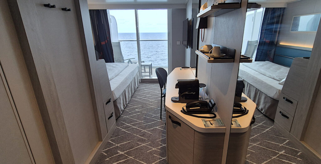 Eenpersoons balkonhut 11020 op de Mein Schiff Relax. Vanuit je bed kijk je naar de zee. © Nico van Dijk / Decruisegids.nl