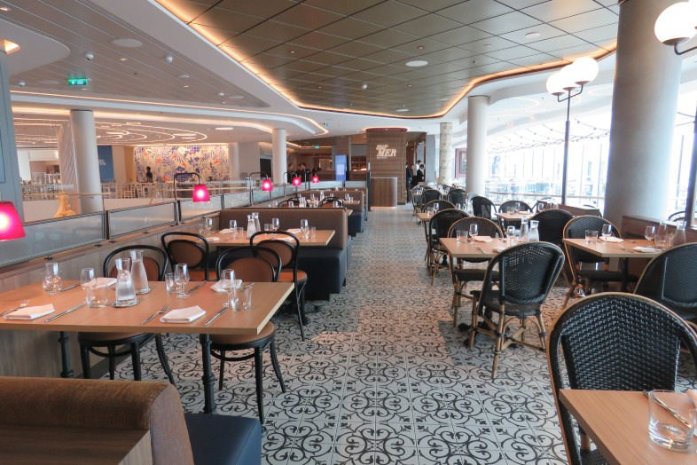 De Franse Bistro Sur Mer op de Mein Schiff Relax. Dankzij het gedeeltelijk glazen dak heb je het idee in een serre te zitten. © Nico van Dijk / Decruisegids.nl