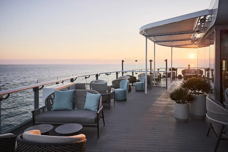 Achter de X-Coast, een van de twee nieuwe restaurants voor suite-gasten op de Mein Schiff Relax, ligt ook een terras. © TUI Cruises / Mein Schiff