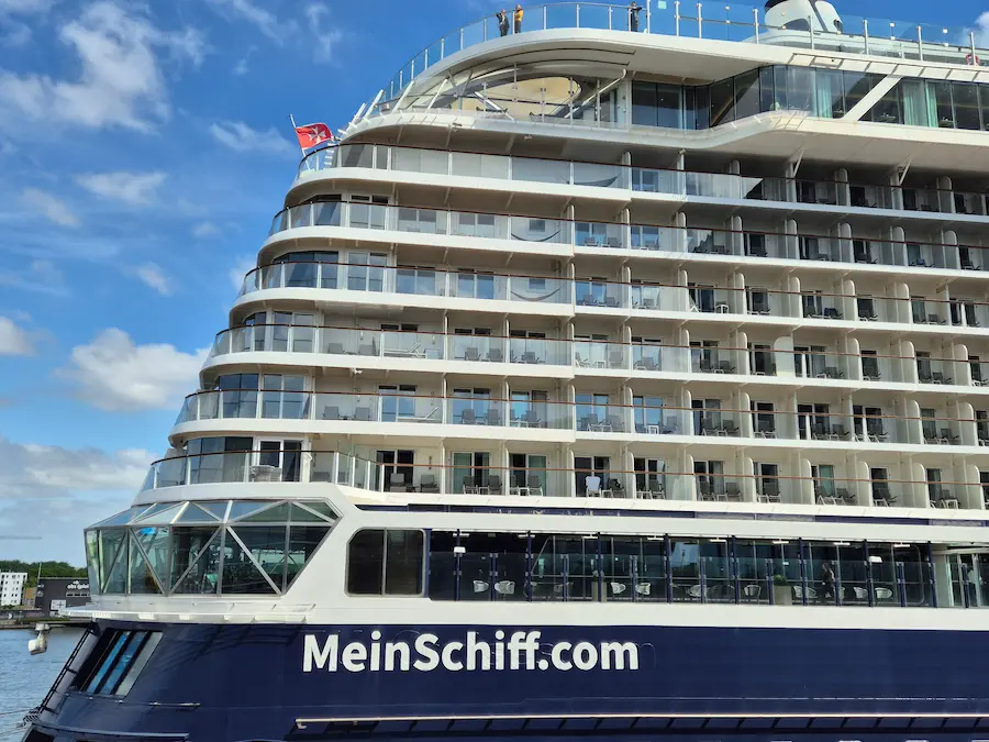 De 2 Panorama Suites op de Mein Schiff 2 liggen op dek 6, direct boven de glazen diamant aan de achterzijde van het schip. © Nico van Dijk / Decruisegids.nl