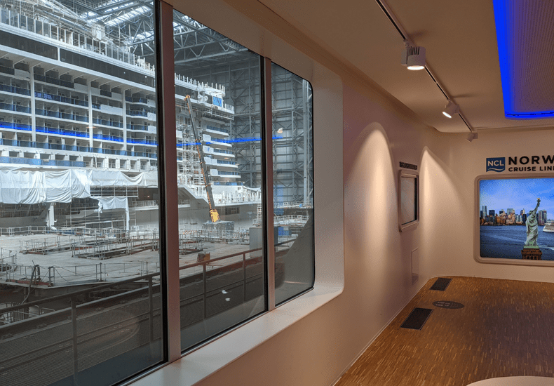 In het bezoekerscentrum op de Meyer Werft in Papenburg kun je van dichtbij de bouw van nieuwe cruiseschepen volgen. © Ozeanriesen