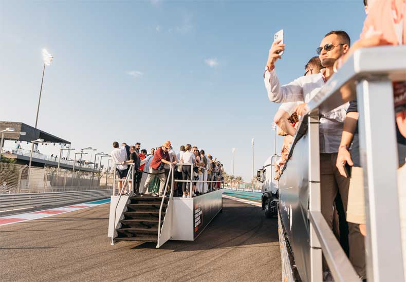 Met het Cabin + F! Experience pakket van MSC Cruises krijg je onder meer een rondleiding op een dieplader over het circuit van Abu Dhabi. © MSC Cruises