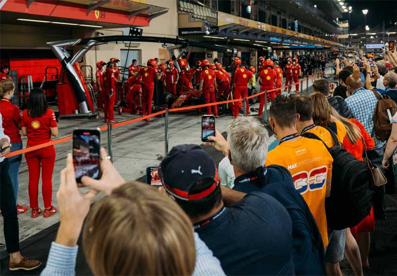 Formule-1 fans verdringe zich in de paddock om een glimp op te vangen van de raceteams. © MSC Cruises