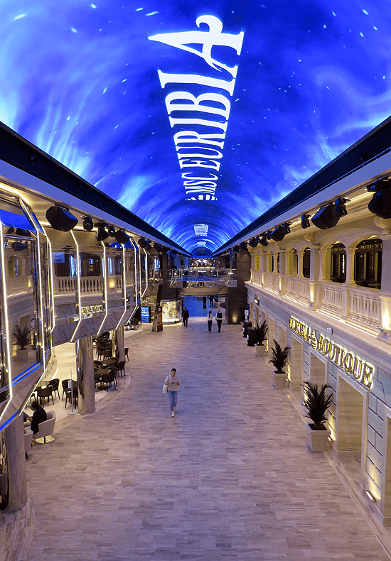 De MSC Euribia Galleria, de twee verdiepingen tellende winkel- annex restaurant promenade telt een led-plafond van 92 meter lengte. © Nico van Dijk / Decruisegids.nl