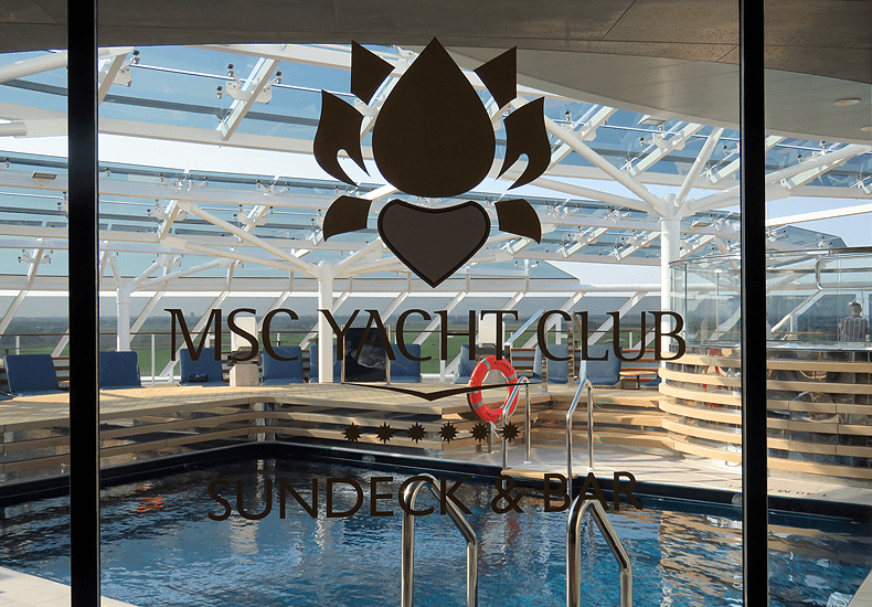 De MSC Yacht Club op de MSC Euribia. De Yacht Club is een besloten gedeelte, een schip-in-het-schip, voorop de MSC Euribia. De MSC Yacht Club heeft onder meer een 24-uurs butlerservice, een eigen restaurant, eigen bubbelbaden en de meest luxueuze suites aan boord. © Nico van Dijk / Decruisegids.nl