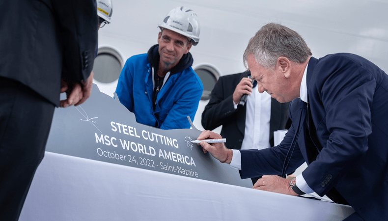 Pierfrancesco Vago, Executive Chairman van de Cruise Divisie van MSC Group zet zijn handtekening op het zojuist gesneden eerste staal van de MSC World America. De staal-snij-ceremonie vond plaats tijdens de oplevering van het zusterschip van de MSC World America, de MSC World Europa op de scheepswerf van Chantiers de l'Atlantique © MSC Cruises / Ivan Sarfatti