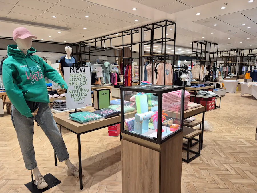 Het winkelgebied Neuer Wall is verdeeld over twee dekken en heeft winkels voor onder meer kleding, sieraden en cadeaus. © Nico van Dijk / Decruisegids.nl