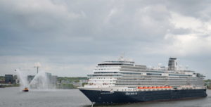 De Nieuw Statendam tijdens haar maiden call in Amsterdam in mei 2019 © Machiel van Kraaij via Aviareps