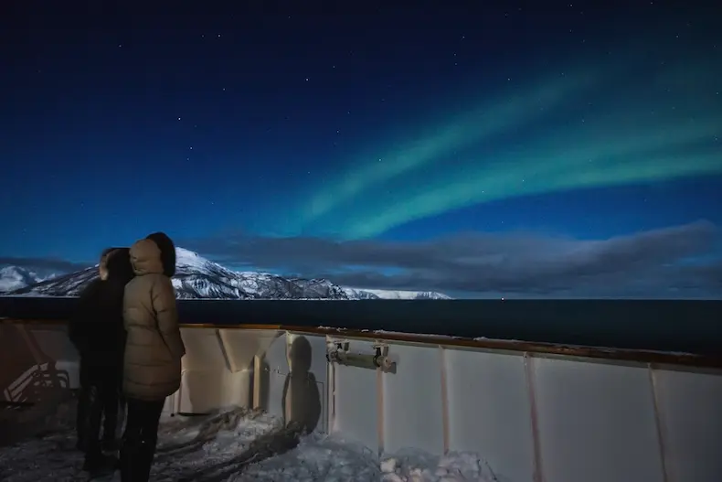 Spot het Noorderlicht tijdens een cruise met Hurtigruten. © Jan Holthe Hurtigruten