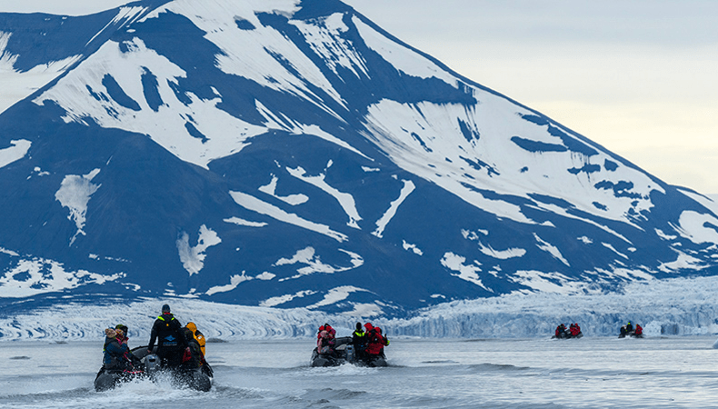 Landing met zodiacs op Spitsbergen © Nordic
