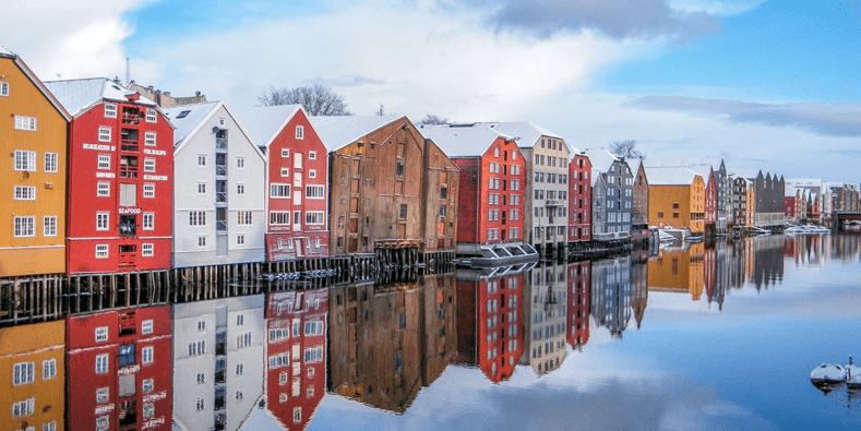 Kleurrijke houten huisjes in Tromsø, de grootste havenstad van Noord-Noorwegen  © Nordic 