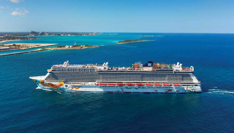 De Norwegian Getaway bij Nassau op de Bahama's © Norwegian Cruise Line