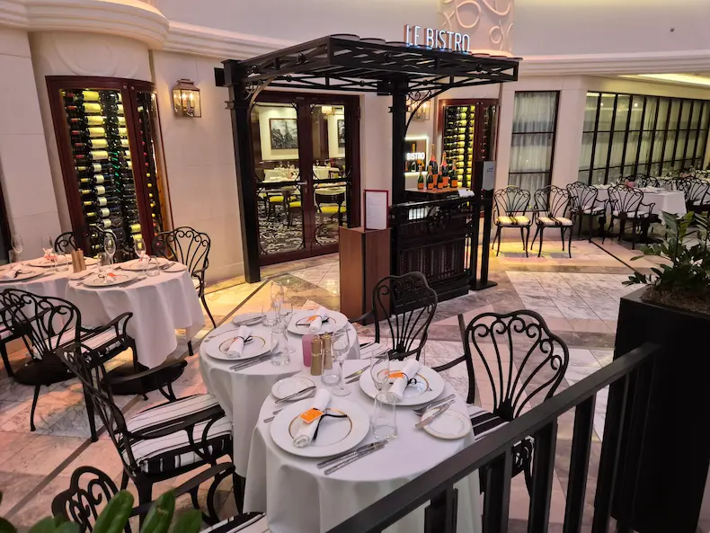 In het Franse specialiteitenrestaurant Le Bistro op de Norwegian Getaway kun je binnen en 'buiten' eten. © Nico van Dijk / Decruisegids.nl