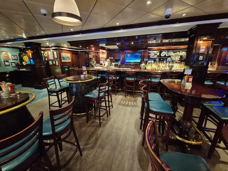 In O'Sheehan's kun je op de Norwegian Getaway 24/7 terecht om te eten of te drinken. © Nico van Dijk / Decruisegids.nl