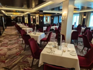 In het Savor restaurant op de Norwegian Getaway kunnen 250 passagiers tegelijk dineren. Toch voelt het restaurant ruim opgezet aan. © Nico van Dijk / Decruisegids.nl