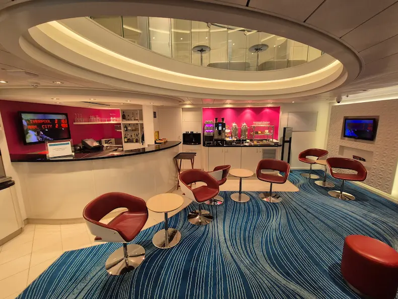 De Studio Lounge is de ontmoetingsruimte voor alleenreizende cruisepassagiers. © Nico van Dijk / Decruisegids.nl