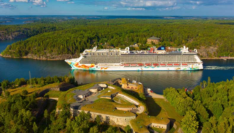 De Norwegian Getaway bij Stockholm. De Norwegian Getaway is in 2019 gerenoveerd © Norwegian Cruise Line