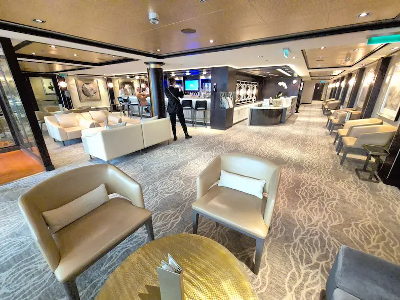 De concierge-desk en de bar van The Haven op de Norwegian Getaway. © Nico van Dijk / Decruisegids.nl