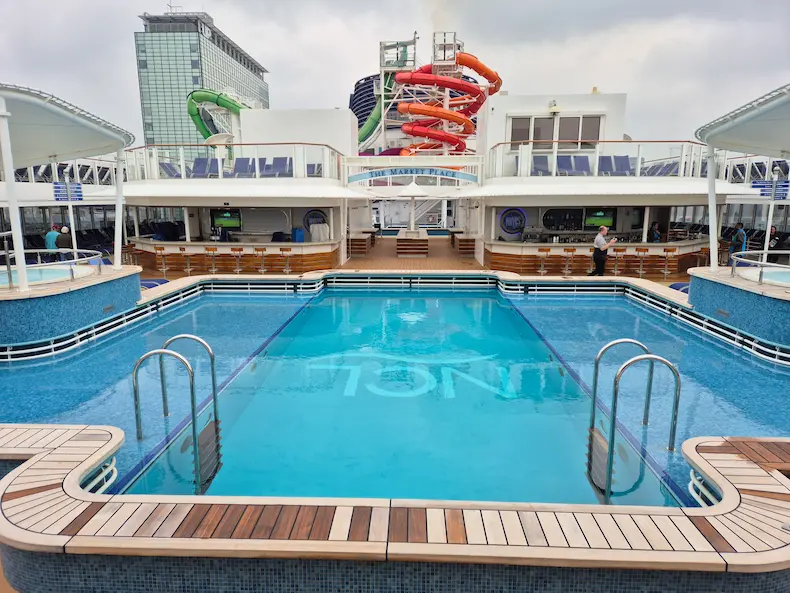 Het zwembad op de Norwegian Getaway. © Nico van Dijk / Decruisegids.nl