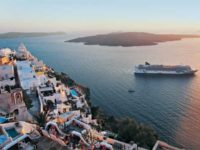 Norwegian Cruise Line heeft in 2021 en 2022 veel cruises naar Santorini gepland, onder meer met de Norwegian Jade © Norwegian Cruise Line