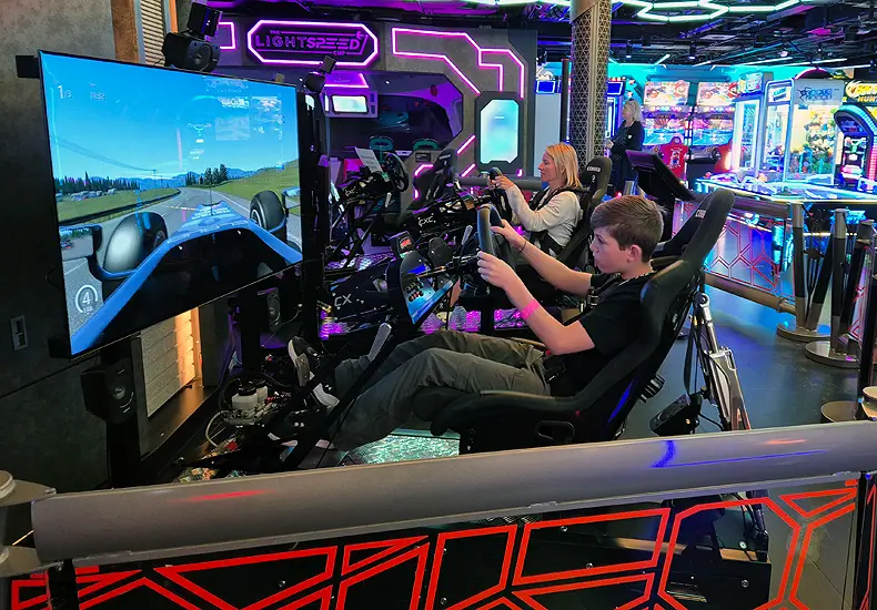 Ben je tijdens een cruise op de Norwegian Prima je tienerzoon of -dochter kwijt? Grote kans dat hij of zij in het Galaxy Pavillion aan het gamen is. © Nico van Dijk / Decruisegids.nl