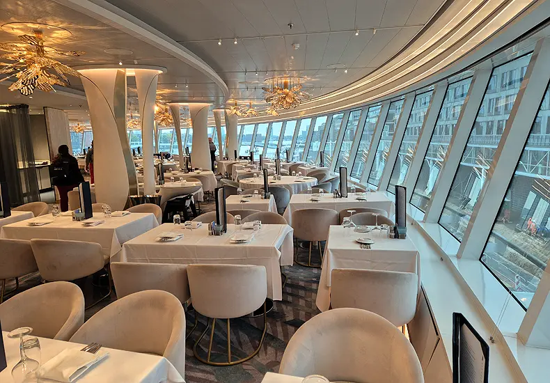 Hudson's is het hoofdrestaurant op de Norwegian Prima. © Nico van Dijk / Decruisegids.nl