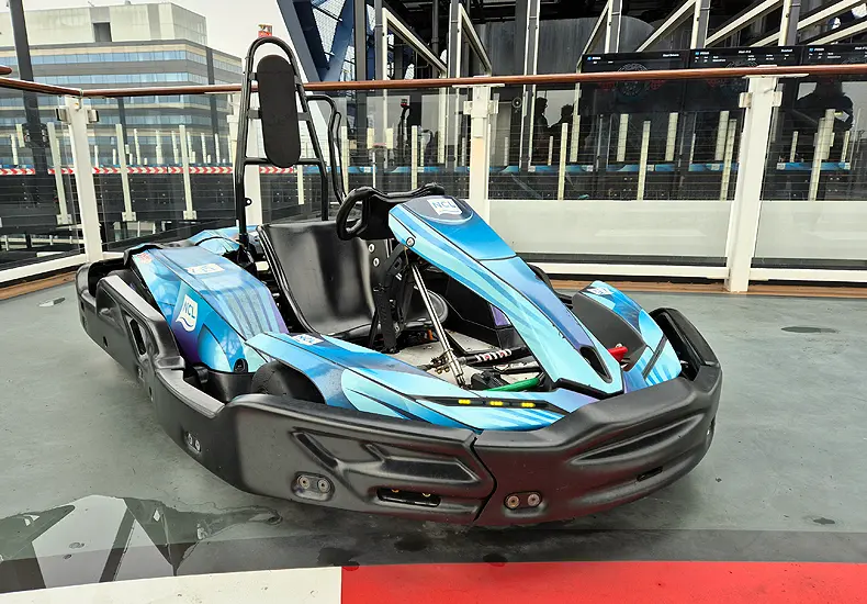 Op de Norwegian Prima is op de bovenste drie dekken een kartbaan aangelegd. De karts zijn elektrisch en maken dus geen herrie. © Nico van Dijk / Decruisegids.nl