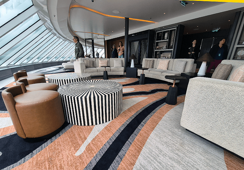 The Observation Lounge voor op de Norwegian Prima biedt prachtige uitzichten over de boeg. © Nico van Dijk / Decruisegids.nl