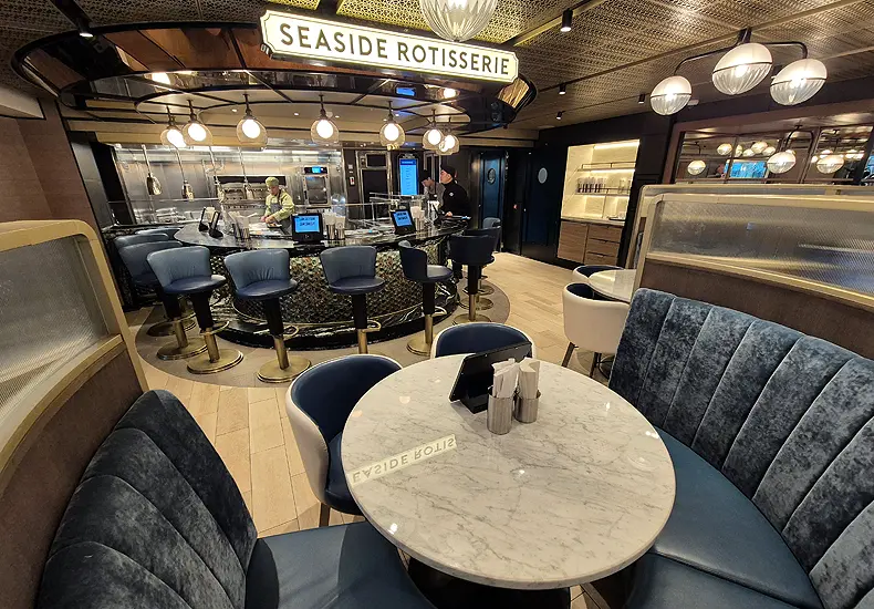 In The Indulge Food Hall bestel je eten via een tablet. Dat wordt ter plekke in een van de gespecialiseerde keukens en kookeilanden bereid en staat in recordtijd voor je op tafel. © Nico van Dijk / Decruisegids.nl