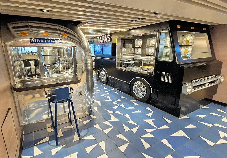 Het nieuwe restaurant Indulge Food Hall op de Norwegian Prima bestaat uit een aantal kookeilanden die ondergebracht zijn in onder meer een Airstreamer of een foodtruck. © Nico van Dijk / Decruisegids.nl