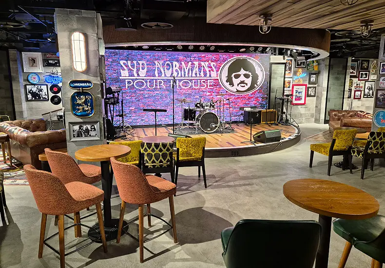 Muziekpodium Syd Norman's Pour House is ook te vinden op de Norwegian Prima. © Nico van Dijk / Decruisegids.nl