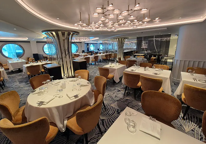 Restaurant The Commodore Room is iets kleiner en knusser dan hoofdrestaurant Hudson's. © Nico van Dijk / Decruisegids.nl