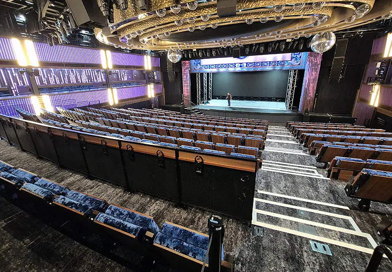 Het theater en de club op de Norwegian Prima. Na de voorstelling kan een groot deel van de stoelen weggeklapt worden en ontstaat er een grote dansvloer. © Nico van Dijk / Decruisegids.nl