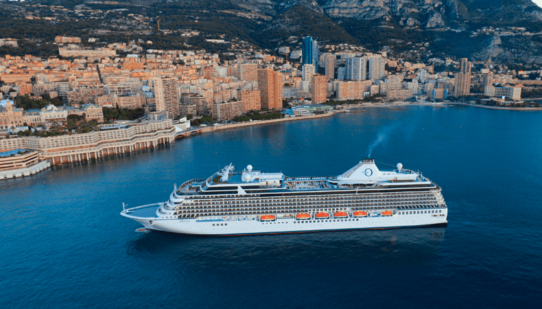 De Marina, een van de grotere cruiseschepen van Oceania Cruises, voor Monte Carlo. © Oceania Cruises