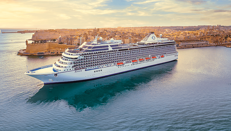 De Riviera van Oceania Cruises verlaat de haven van Valletta op Malta. © Oceania Cruises