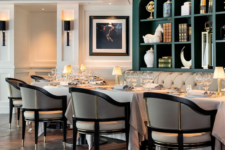 Alle restaurants op de Allura, zoals het steakhouse Polo Grill, hebben een verfijnde, zeer smaakvolle inrichting, waarbij geen detail is overgeslagen. © Oceania Cruises