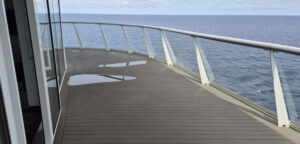 Doordat het balkon van de Premium Veranda hutten aan twee zijden rond de hut loopt, heb je een zee van ruimte. © Nico van Dijk / Decruisegids.nl