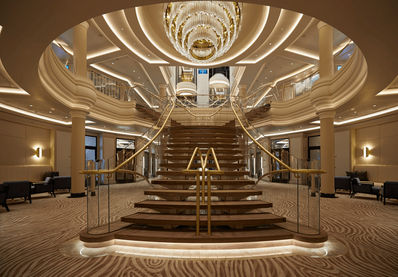 Het atrium van de Seven Seas Splendor van Regent Seven Seas Cruises © Regent Seven Seas Cruises