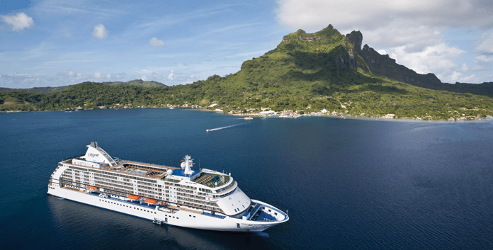 Seven Seas Voyager tijdens een cruise van Regent Seven Seas Cruises bij Tahiti. © RSCC via USP