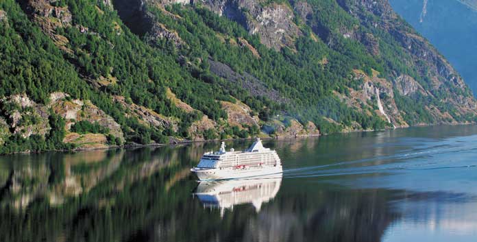 Seven Seas Voyager tijdens een cruise door de Geirangerfjord in Noorwegen © RSCC via USP