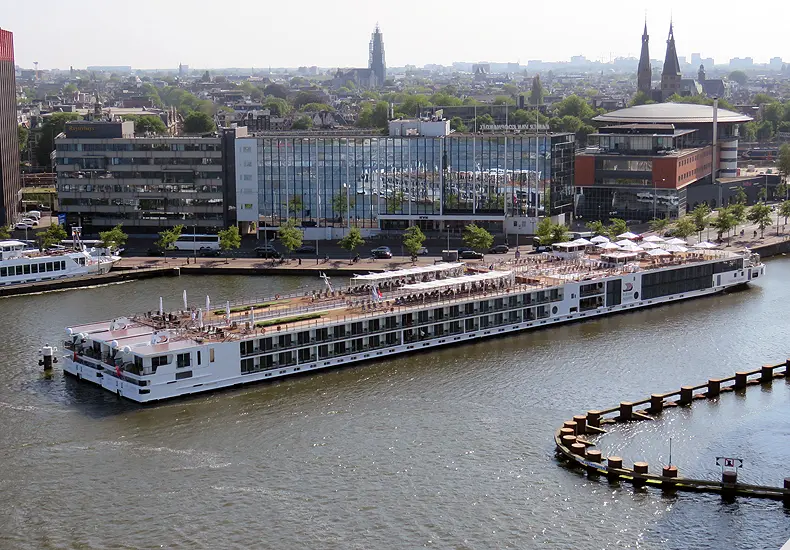 Als het aan burgemeester en wethouders van Amsterdam ligt, wordt het aantal cruiseschepen in 2028 gehalveerd ten opzichte van 2023. © Nico van Dijk / Decruisegids.nl